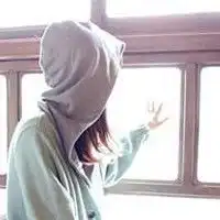 戴帽子与衣服相连的侧面帅气女生非主流头像