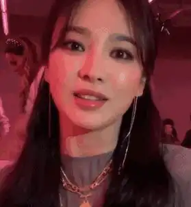 37岁宋慧乔换发型上眼影,美成秦岚的样子,大眼睛姑娘很适合烟熏