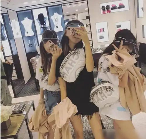 周巴黎晒名媛女团照,与姚安娜何超欣同框颜值完胜,未见李嫣