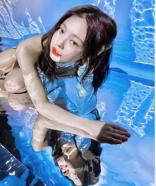 jennie身穿亮片装玩下衣失踪秀美腿,性感撩人