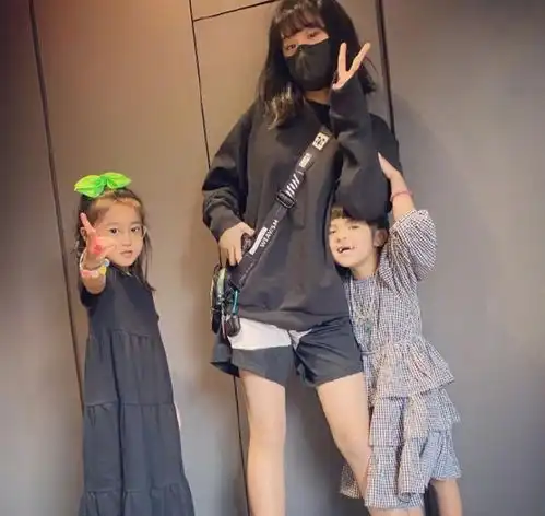 贾静雯小女儿迎生日四岁波妞变大眼萌娃,谁料到姐姐更抢镜