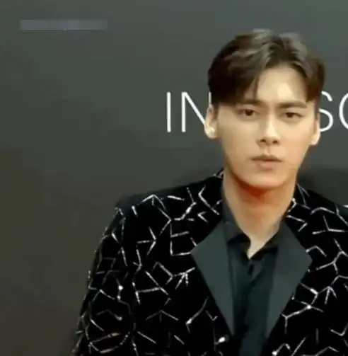 gq红毯生图李现穿错西装成五五身,王一博比邓伦赢在了鼻梁上