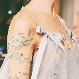 若隐若现的透视蕾丝,将性感女人味演绎得淋漓尽致还有几分仙气