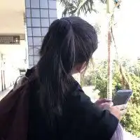 真人头像女背影校园