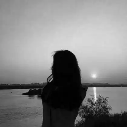 伤感情侣黑白头像,伴你长路随你远方