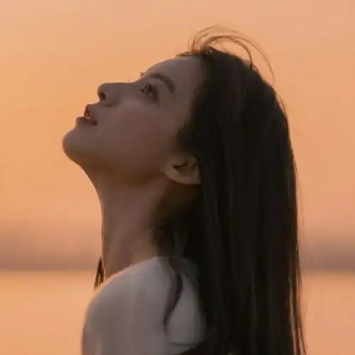 女头回眸一笑百媚生六