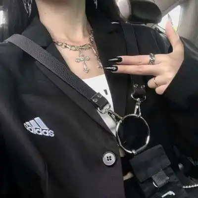 女生头像真人霸气黑色奈何桥上忽悠鬼