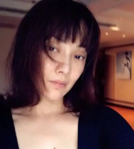 她是射击冠军,也是冯巩媳妇,曾11次登上春晚,如今被老公宠上天