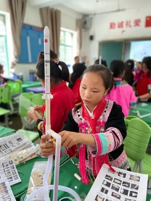 女科学家走进西部少数民族女童班与女童一起探索科学之美