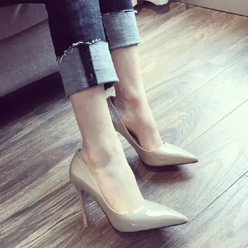 女人简洁性感的高跟鞋,营造浓浓都市优雅的气质
