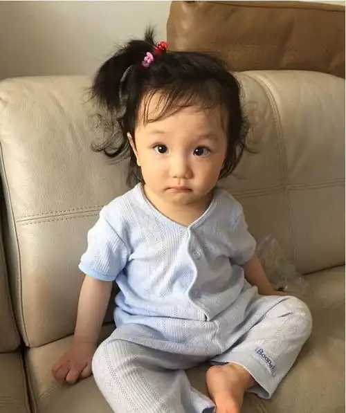 洪欣女儿长大了,大眼睛可爱迷人,似芭比娃娃,讨人喜欢