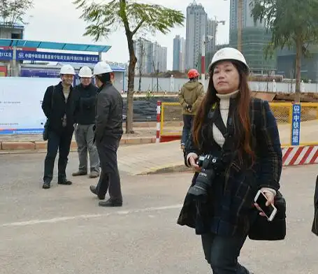 手拿单反相机专注在不同场景中的美女摄影师们41图