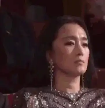 给韩国人下跪,曝光周杰伦儿子照片,这次金马奖又得罪巩俐,崩就是陶晶莹的人设