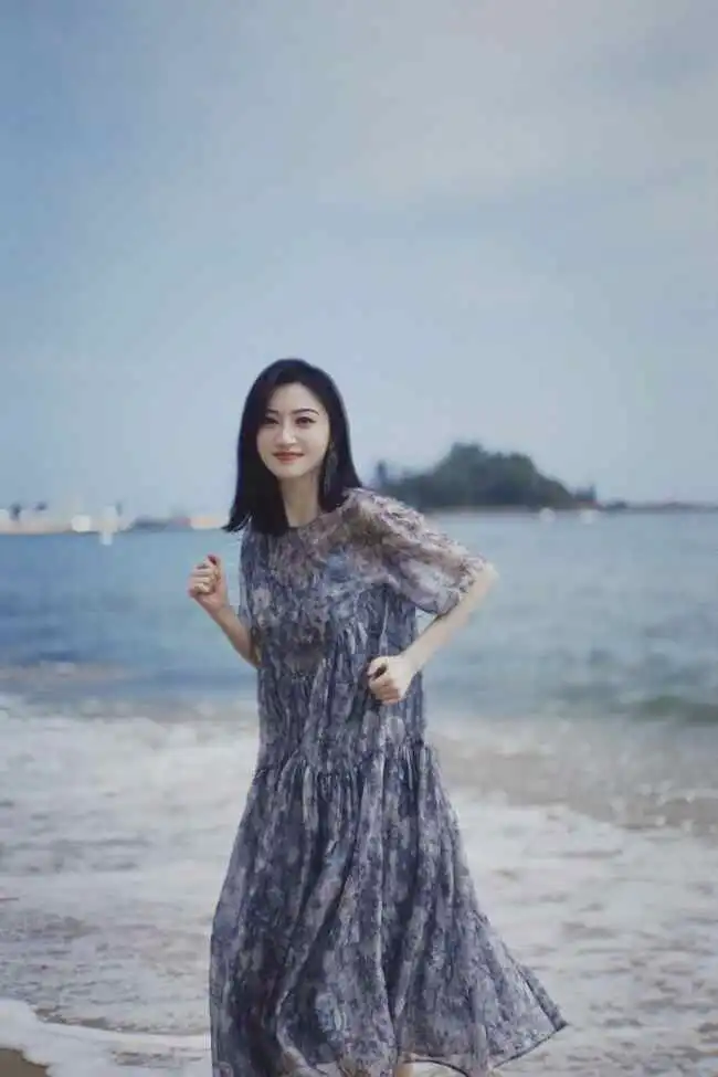 景甜海边美照曝光穿碎花纱裙回眸气质清冷景甜海边美照曝光最新相关信息公布