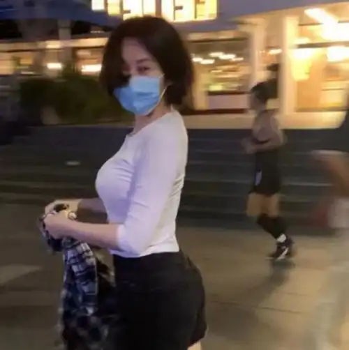 angelababy冲浪,一双腿被网友羡慕,大家对好身材可能有误解