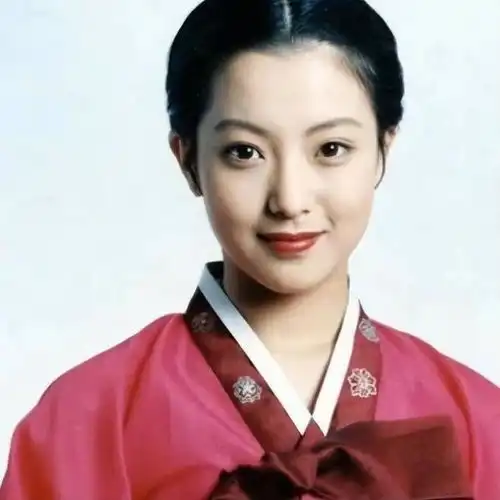 金喜善韩国难得的天然美女,女儿却是最丑星二代,15岁逆袭