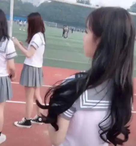 最美校花火了,当她转身的瞬间,网友颜值高没办法