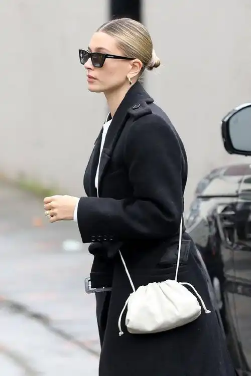 穿卫衣卫裤,混搭风衣时髦干练,扎丸子头反而更高冷显气场