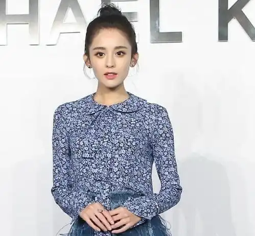 女神古力娜扎穿什么都好看,印花上衣搭配流苏裙,时尚又有质感