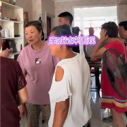 河北35岁宝妈带19岁男友回家引亲友围观,女子图他年轻陪我玩
