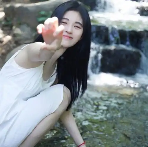 放弃半永久妆的鞠婧祎,纯欲风美出新高度,手上却曝光小心机