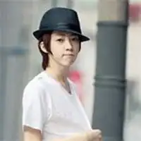 男生戴鸭舌帽低头头像微信头像图片大全