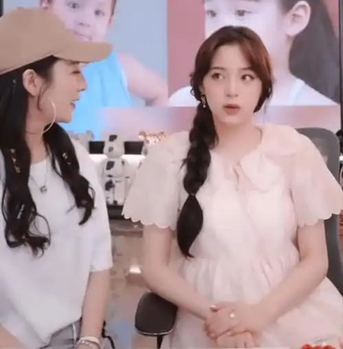 欧阳娜娜现身薇娅直播间,忘开十级美颜被怼脸拍,真实颜值很显然