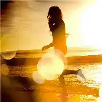 夕阳背影女头像比心