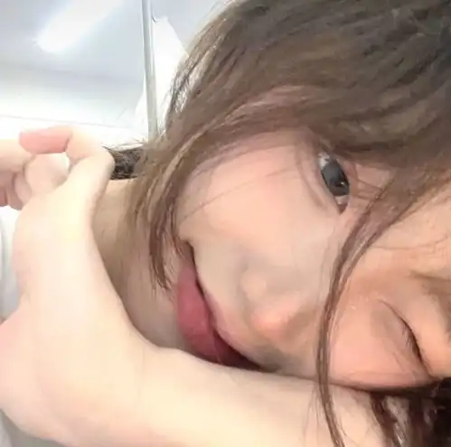 女生头像肮脏的灵魂也曾想摘花送于神明