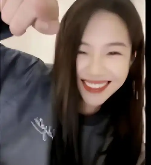 与吴磊的绯闻扑朔迷离,向涵之感慨称演员被粉丝压迫无法相爱