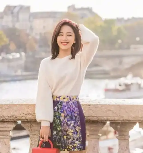 谭松韵最新复古写真,微醺妆容配卷发好少女,一袭白裙纯欲感十足