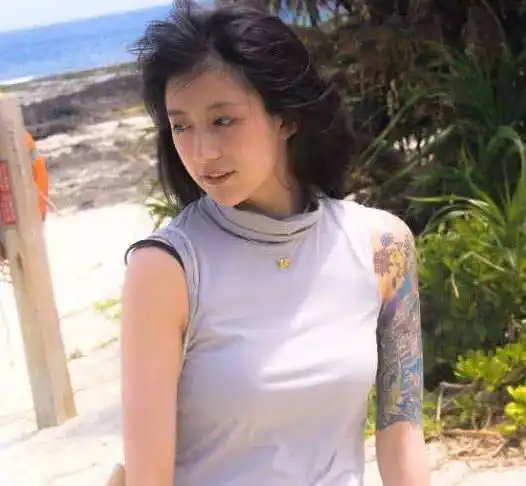 怪诞少女黑尾酱