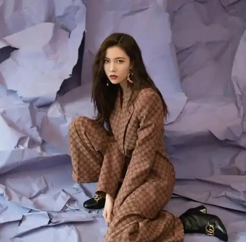 魅力紫色穿出不一样的风格,宋妍霏显独特魅力,清纯外表霸气侧漏