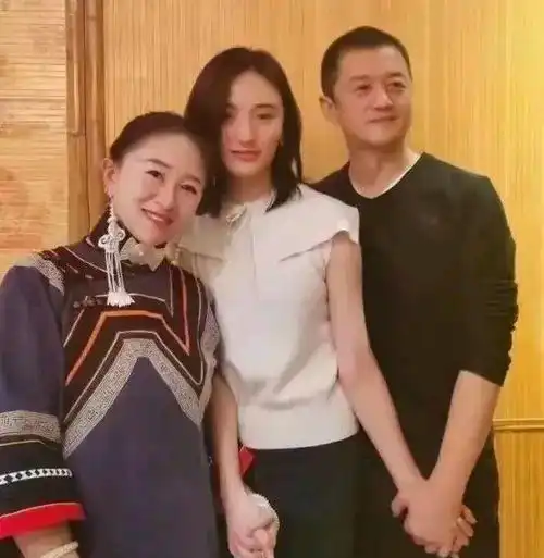 李亚鹏接岳父岳母到北京过年,一家人团聚温馨,与丈人同龄却显老