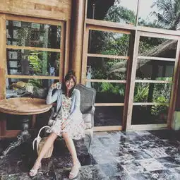 辣妈张子萱晒清新美照眯眼微笑少女感十足