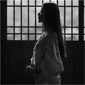 女生白色简约头像伤感