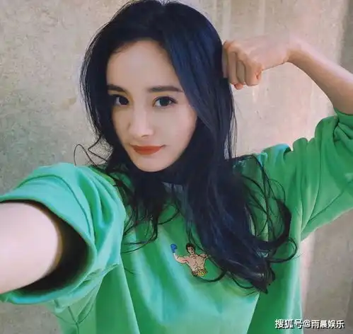 杨幂少女感十足,娱乐圈非常受欢迎,红遍大江南北