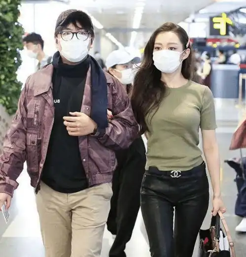 上帝吻过吉娜的腰,脚踩凉鞋太真实了,太有气质了