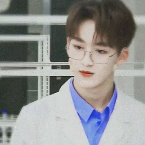 何洛洛无水印头像