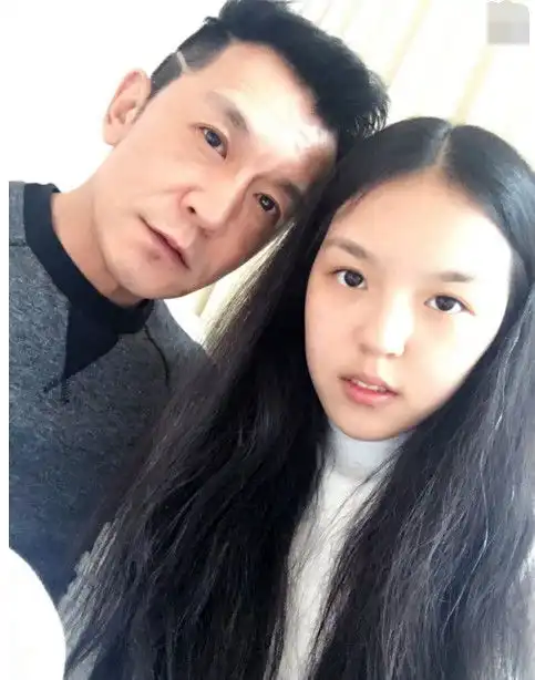 他在央视工作了18年,获老婆力捧走红,如今50岁仍气场十足