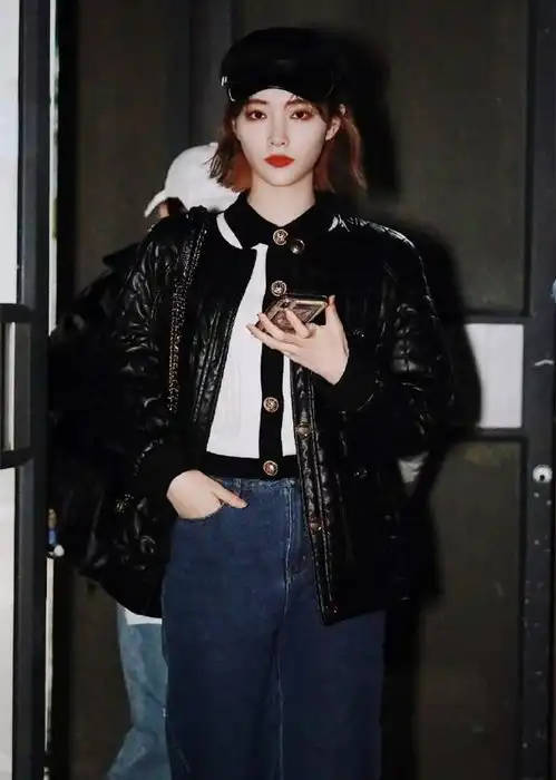 高冷范女神许佳琪,一身复古时尚美艳迷人装扮,在夜色中美得妖娆