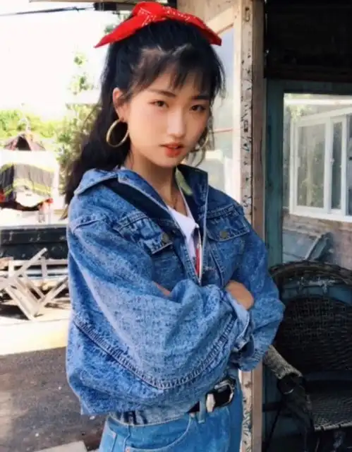 美女网红梦依人设翻车,被扒高价倒卖衣服,满口脏话颠覆甜美形象
