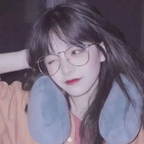 初中就戴眼镜的女孩子,多半是这3类人,学生党教室装监控