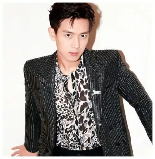 男星集体穿豹纹,范丞丞霸气鹿晗高贵,看到蔡徐坤大长腿抢镜了