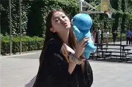 白富美争抢与全运会吉祥物合影萌态十足