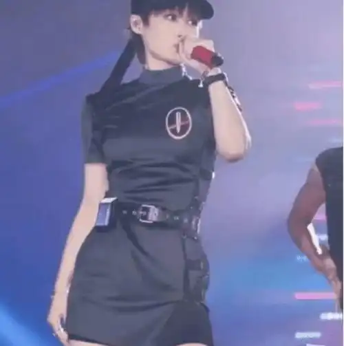 假小子李宇春突变风格,上身穿上13cm短裙,凸显身材女人味十足
