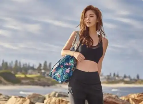 海南28岁美女海边晨跑照走红,身材凹凸有致,身材像是开了特效
