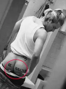 小贝娱乐圈放光彩女儿奴纹身秀不停