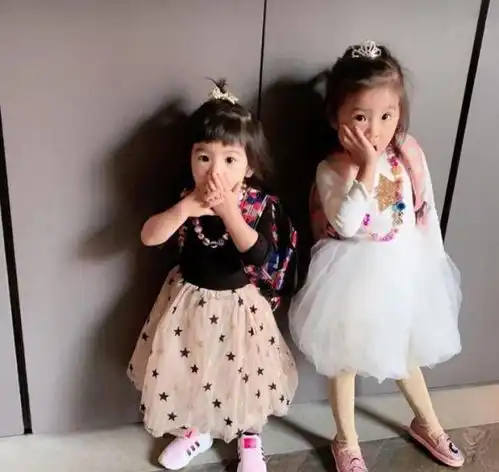 贾静雯夫妇为小女儿庆生,bo妞与妈妈穿亲子装对波板糖爱不释手