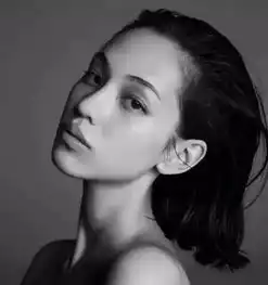 她没大胸翘臀,颜值倍受争议,却睡到了无数女人的梦中男神